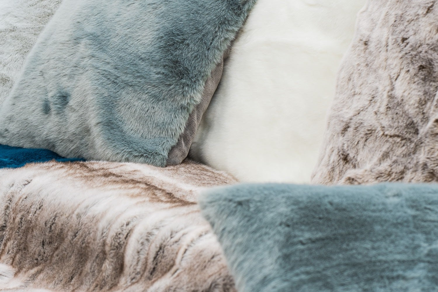 Coussins en fausse fourrure