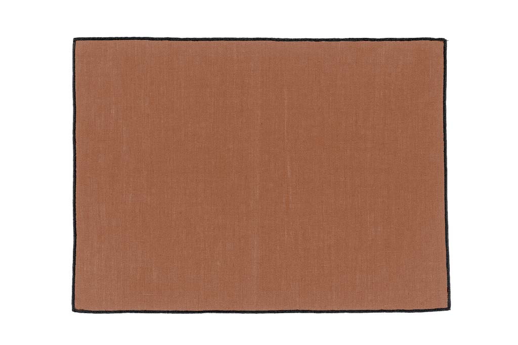 Set de table Borgo Haomy en lin enduit, finition piqué noir, coloris Mocaccino – élégant et facile d’entretien