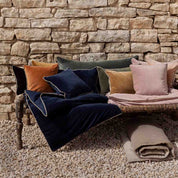 Housse de coussin velours New Delhi Haomy - Finition bourdon lin, 16 teintes raffinées