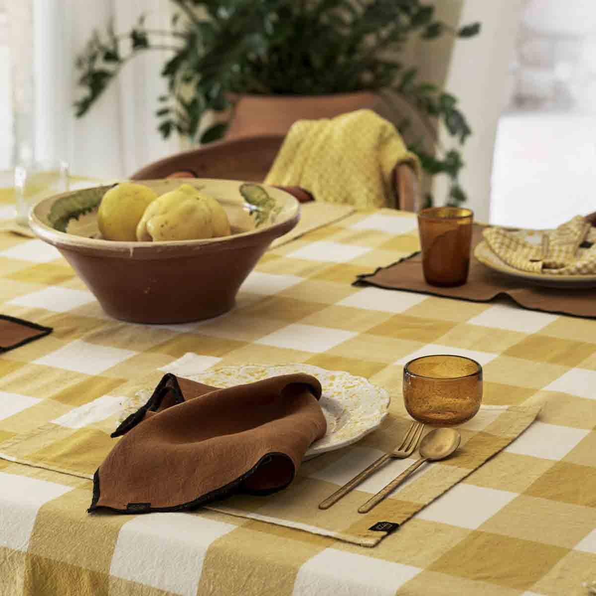 Nappe Palma II Haomy en lin lavé & coton – grand carreaux, 3 coloris élégants