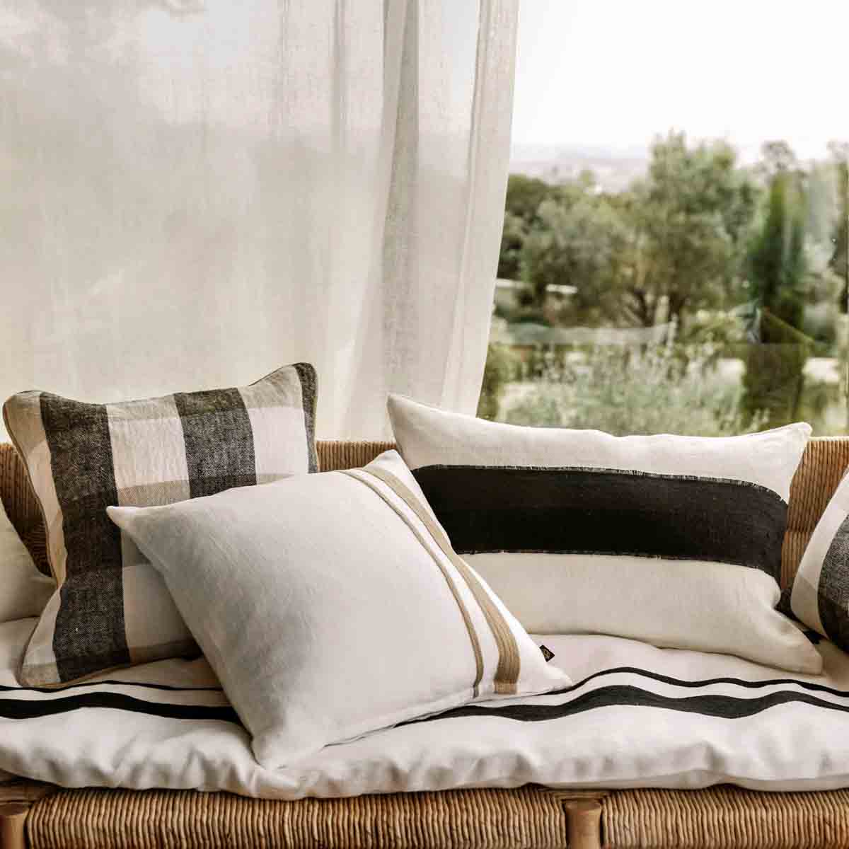 Housse de coussin en lin lavé Malaga Haomy – Finition bandes brodée