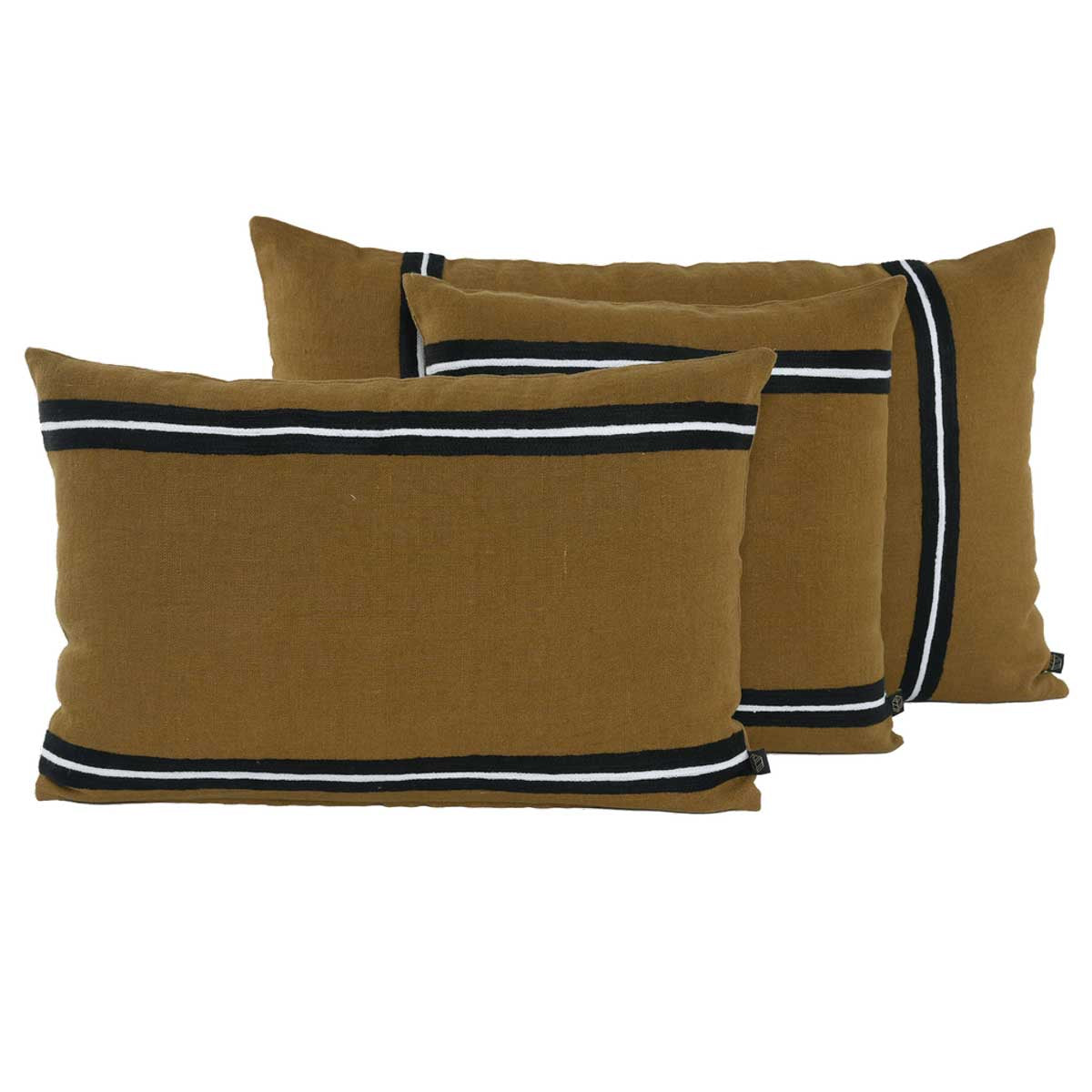 Coussin Skagen Haomy en lin lavé coloris Gold, bandes brodées en coton – élégance naturelle et pureté