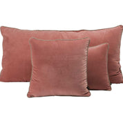 Coussin New Delhi Haomy en velours de coton coloris Bois de rose – finition bourdon en lin naturel, style chic et intemporel