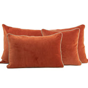 Coussin New Delhi Haomy en velours de coton coloris Brick – finition bourdon en lin naturel, style chic et intemporel