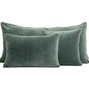 Coussin New Delhi Haomy en velours de coton coloris Céladon – finition bourdon en lin naturel, style chic et intemporel