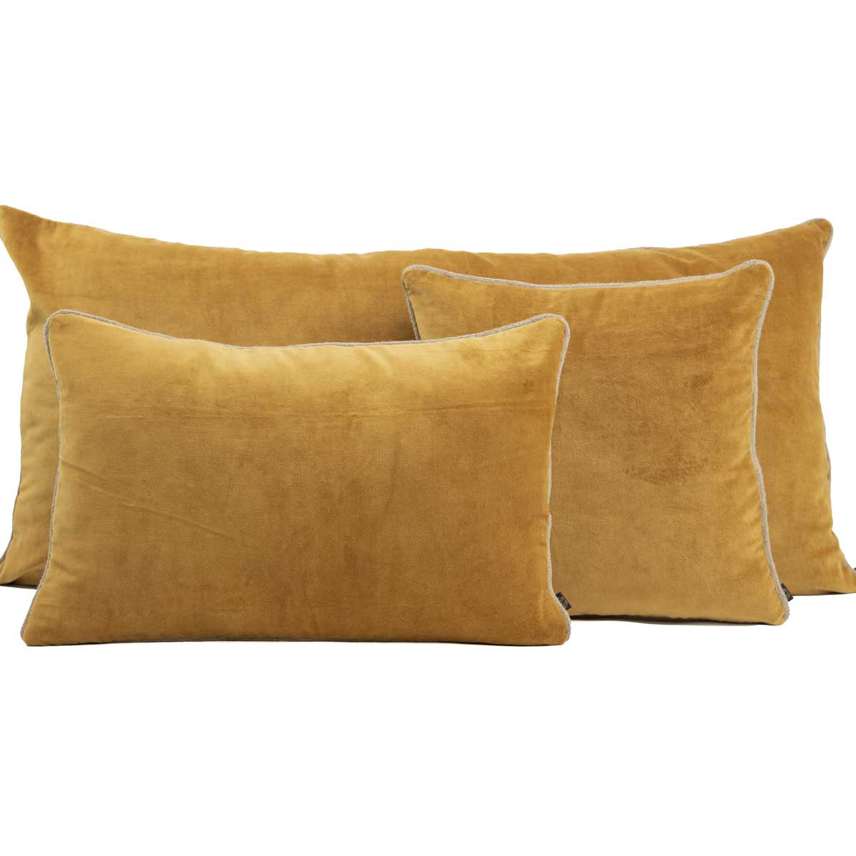 Coussin New Delhi Haomy en velours de coton coloris Chamois – finition bourdon en lin naturel, style chic et intemporel