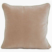 Coussin New Delhi Haomy en velours de coton coloris Cimarron, 80x80 cm – finition bourdon en lin naturel, style chic et intemporel