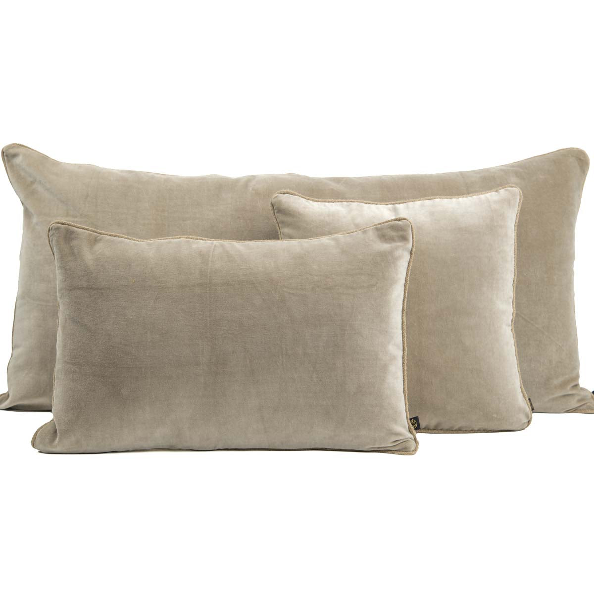 Coussin New Delhi Haomy en velours de coton coloris Craie – finition bourdon en lin naturel, style chic et intemporel