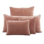 Coussin New Delhi Haomy en velours de coton coloris Mocaccino – finition bourdon en lin naturel, style chic et intemporel