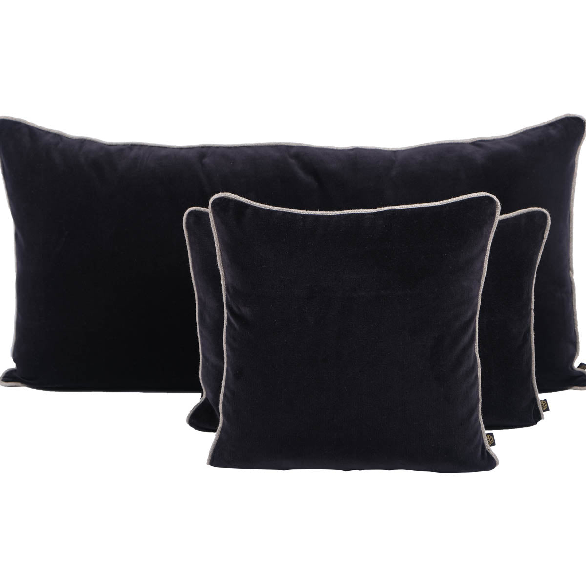 Coussin New Delhi Haomy en velours de coton coloris Noir – finition bourdon en lin naturel, style chic et intemporel