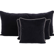 Coussin New Delhi Haomy en velours de coton coloris Noir – finition bourdon en lin naturel, style chic et intemporel