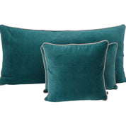 Coussin New Delhi Haomy en velours de coton coloris Peacock – finition bourdon en lin naturel, style chic et intemporel