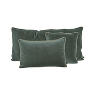 Coussin New Delhi Haomy en velours de coton coloris Pigeon – finition bourdon en lin naturel, style chic et intemporel