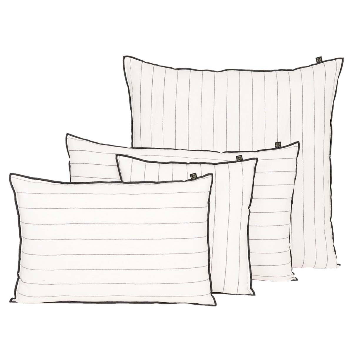 Housse de coussin Calvi II Haomy en lin et coton, coloris Blanc avec bordure noire et fines rayures noires – style élégant et contraste raffiné