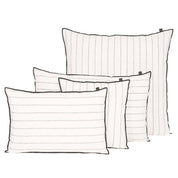 Housse de coussin Calvi II Haomy en lin et coton, coloris Blanc avec bordure noire et fines rayures noires – style élégant et contraste raffiné