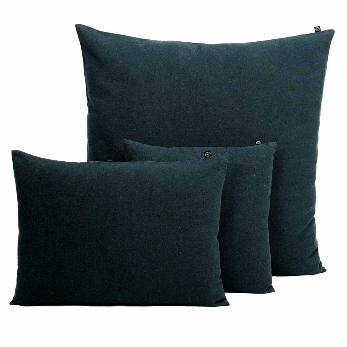 Coussin Figari Haomy en lin lavé et coton, coloris Bleu de prusse – douceur naturelle et finition sobre