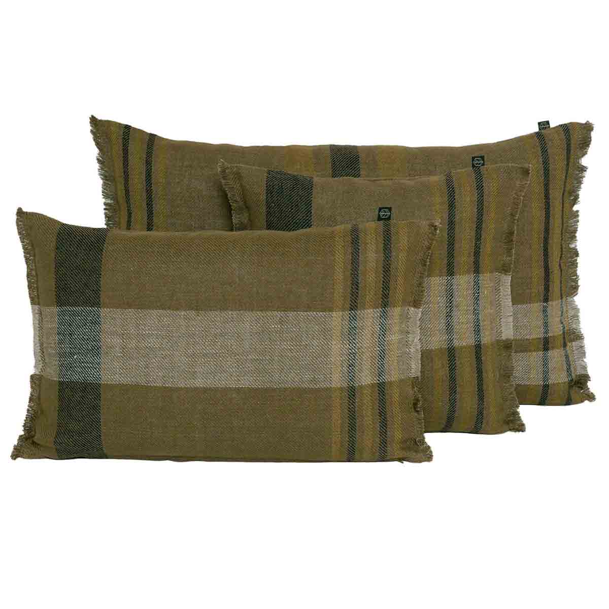 Housse de coussin Aalborg Haomy en lin lavé, coloris Kaki, avec petites franges – texture naturelle et finition élégante