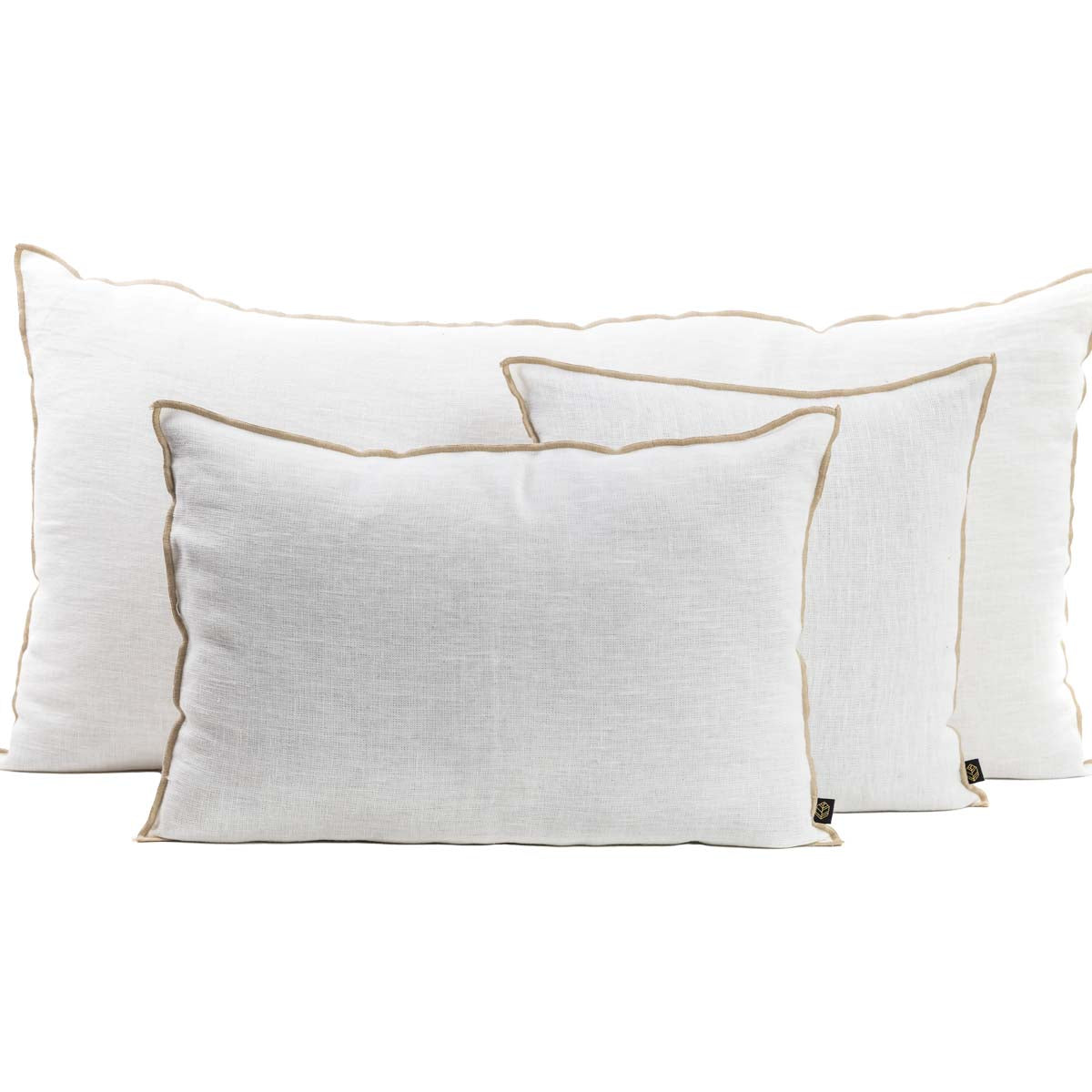 Housse de coussin Chennai en lin lavé avec liseré Blanc – collection Haomy Harmony Textile, élégance sobre et finition haut de gamme.