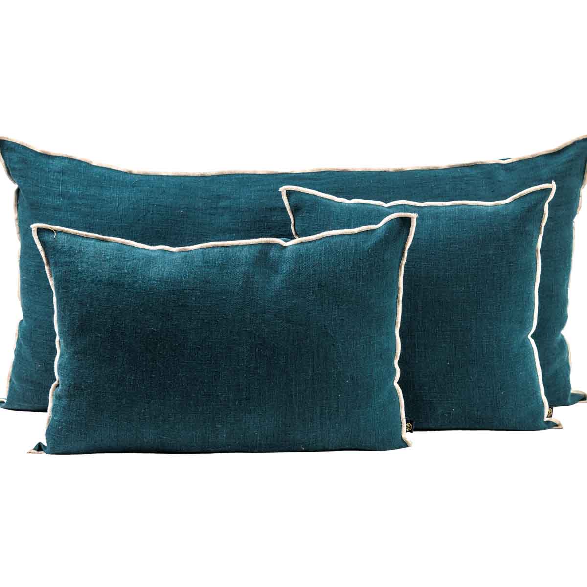 Housse de coussin Chennai en lin lavé avec liseré Bleu de prusse – collection Haomy Harmony Textile, élégance sobre et finition haut de gamme.