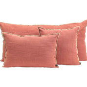 Housse de coussin Chennai en lin lavé avec liseré Bois de rose – collection Haomy Harmony Textile, élégance sobre et finition haut de gamme.