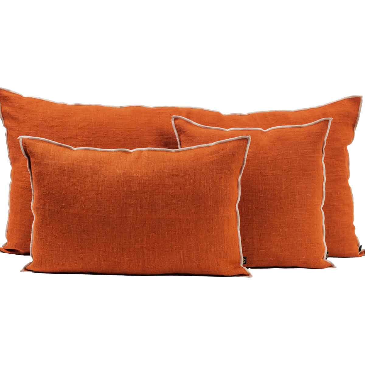 Housse de coussin Chennai en lin lavé avec liseré Brick,– collection Haomy Harmony Textile, élégance sobre et finition haut de gamme.