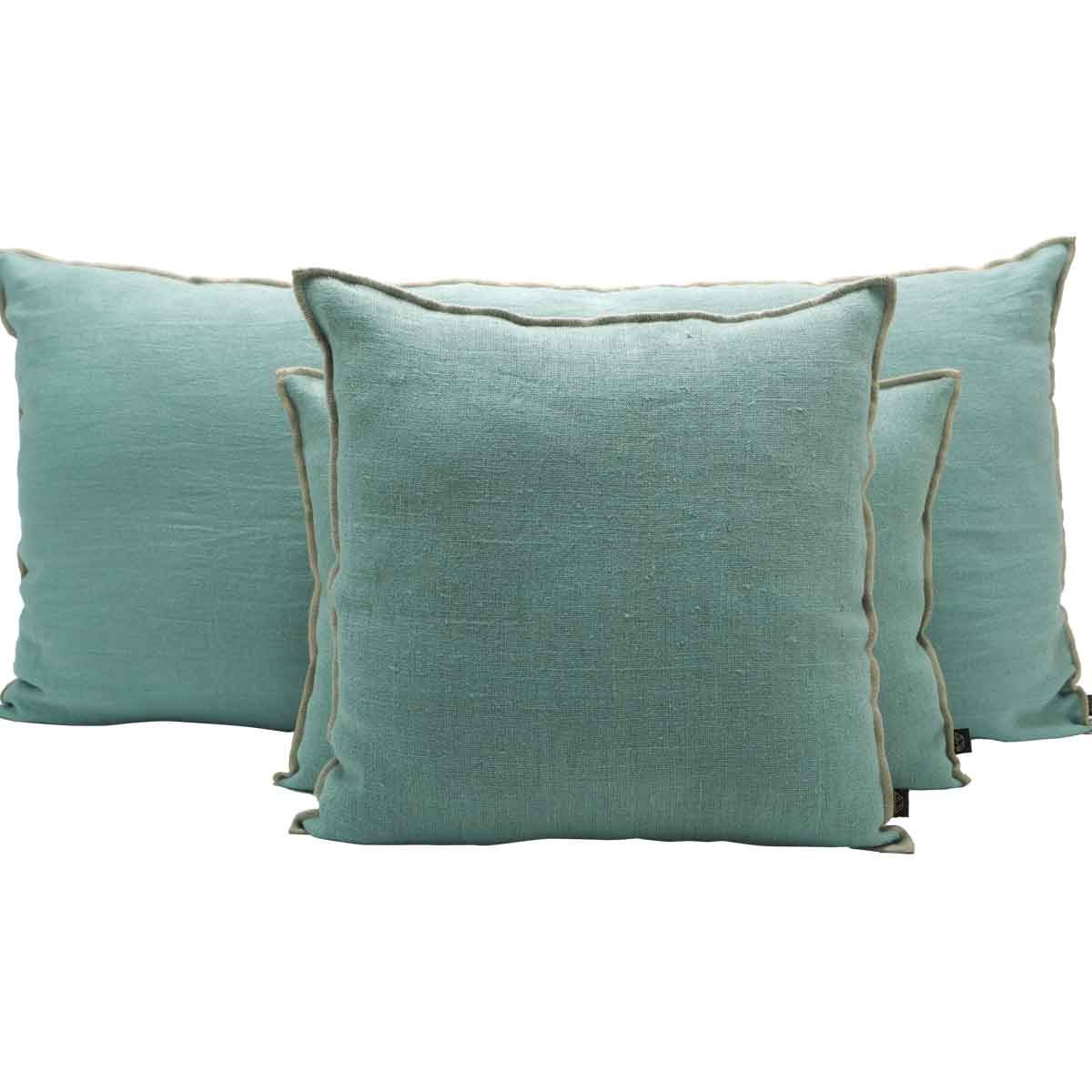 Housse de coussin Chennai en lin lavé avec liseré Céladon – collection Haomy Harmony Textile, élégance sobre et finition haut de gamme.