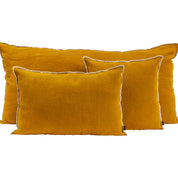 Housse de coussin Chennai en lin lavé avec liseré Chamois – collection Haomy Harmony Textile, élégance sobre et finition haut de gamme.