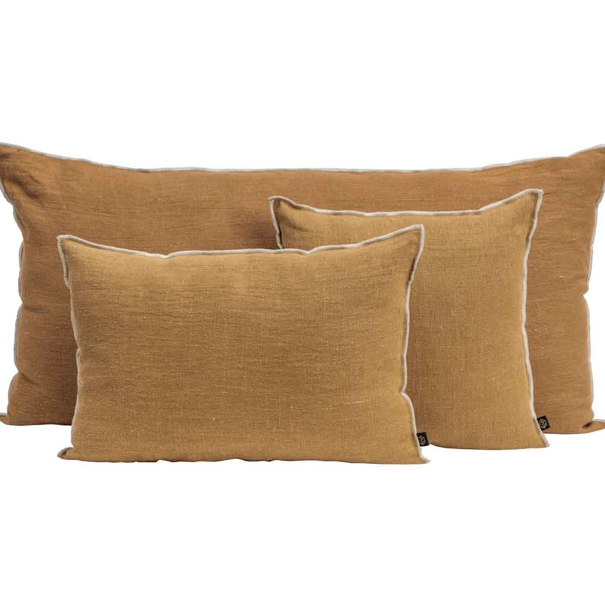 Housse de coussin Chennai en lin lavé avec liseré Tabac – collection Haomy Harmony Textile, élégance sobre et finition haut de gamme.