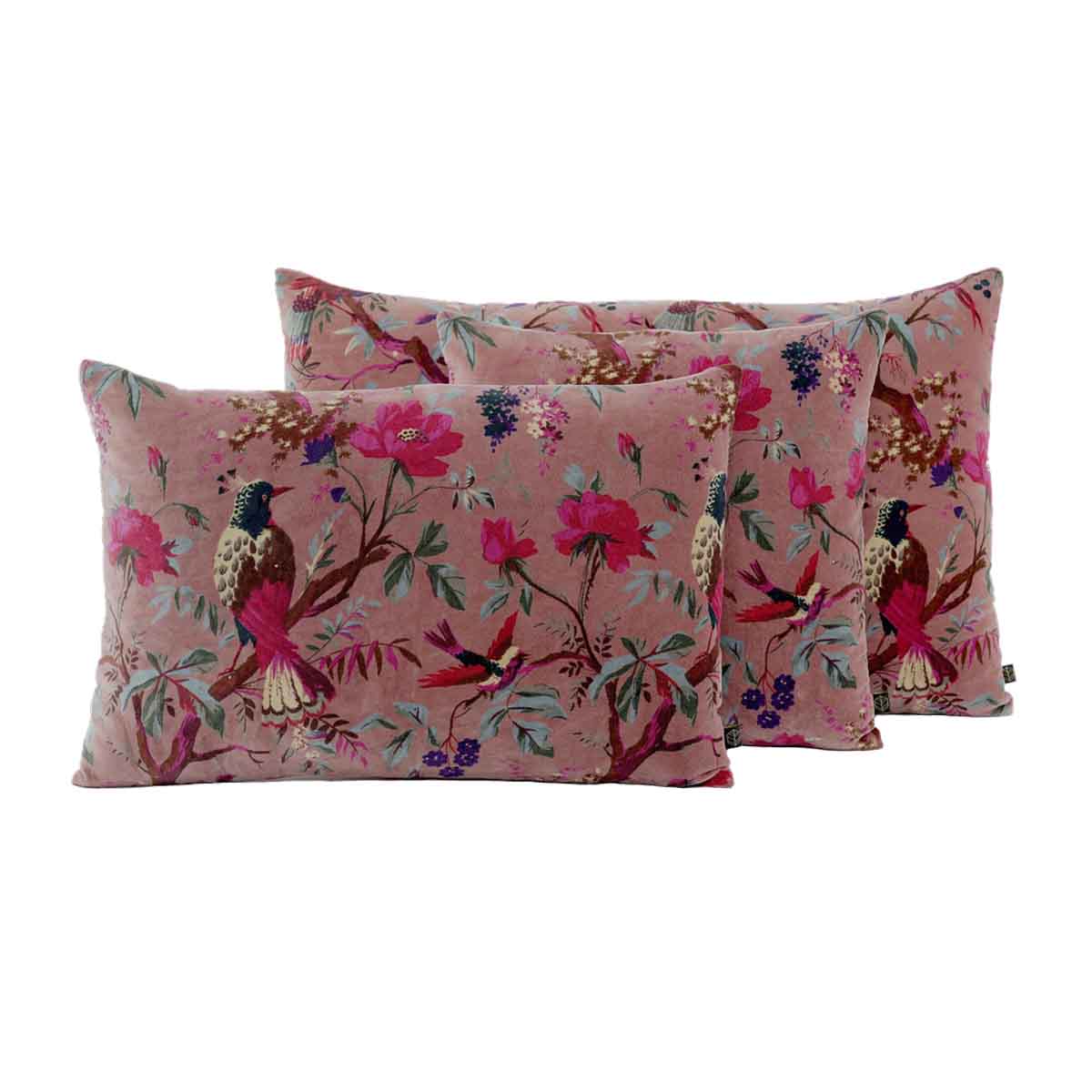 Housse de coussin Birdy en velours Bois de rose imprimé oiseaux et fleurs – Haomy Harmony Textile, touche douce et romantique pour une déco chic.