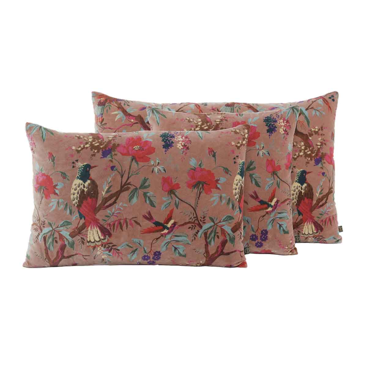 Housse de coussin Birdy en velours mocaccino imprimé oiseaux et fleurs – Haomy Harmony Textile, touche douce et romantique pour une déco chic.