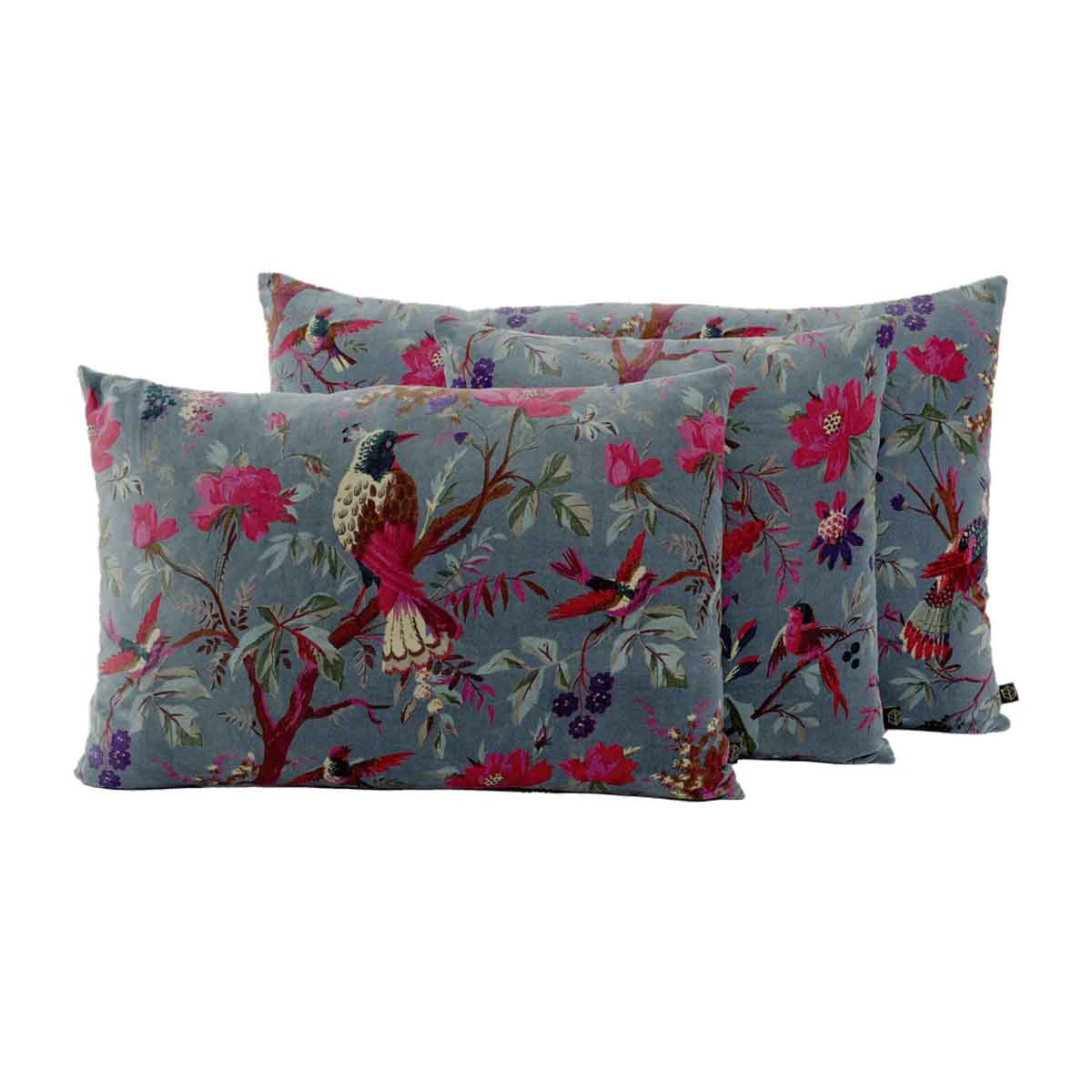 Housse de coussin Birdy en velours turquin imprimé oiseaux et fleurs – Haomy Harmony Textile, touche douce et romantique pour une déco chic.