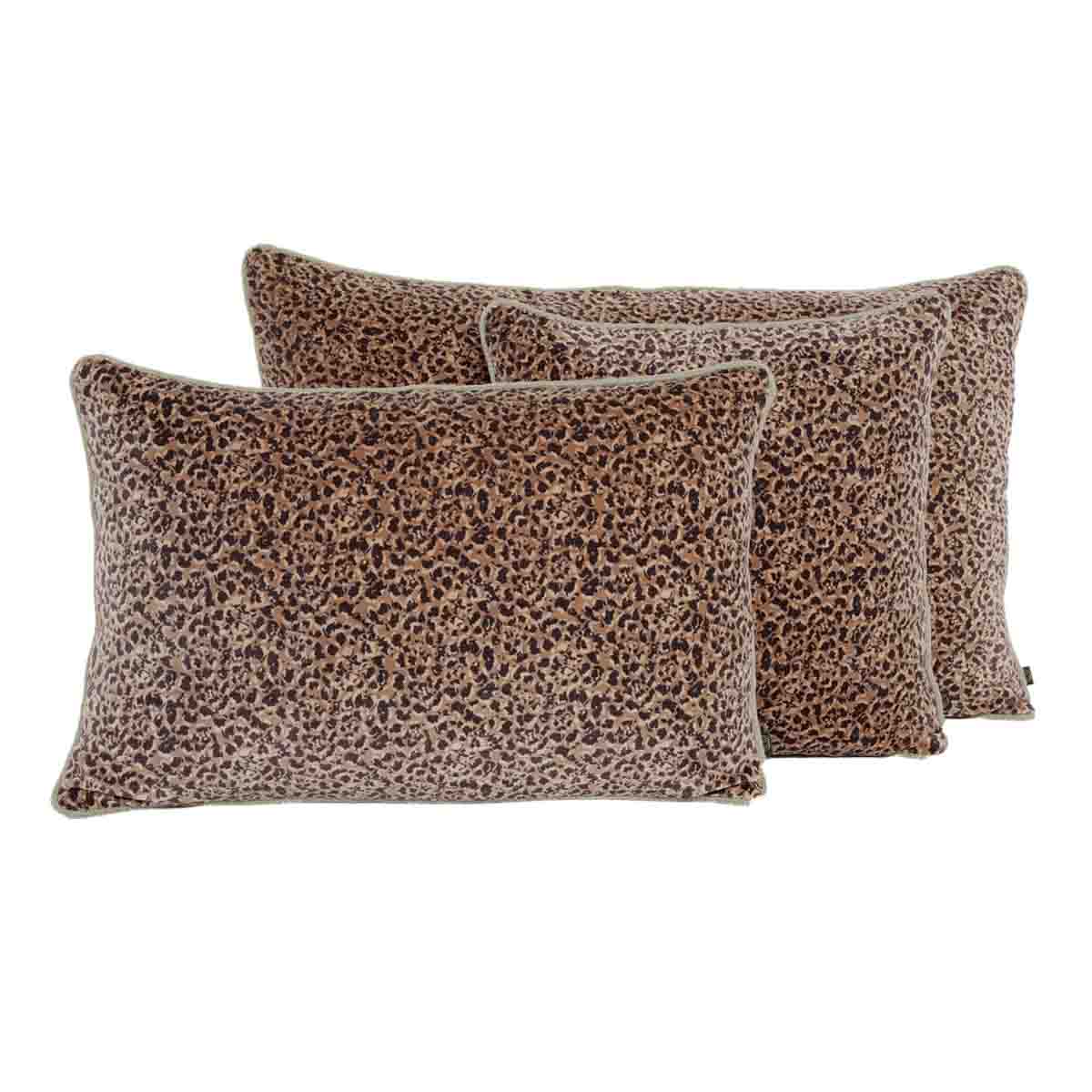 Housse de coussin en velours Gairo motif léopard couleur Mocaccino – collection Haomy Harmony Textile, déco chic en velours de coton