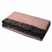 Plaid Aspen en laine – coloris Pétale – Haomy Harmony Textile, texture moelleuse et naturelle pour un intérieur cocooning et raffiné.