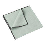 Serviette de table en lin lavé Luri – Coloris Céladon – Haomy Harmony Textile, finition élégante et texture douce pour une table chic et conviviale.