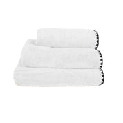 Serviette de bain Issey Haomy en coton 550 g/m², coloris blanc, finition overlock noir, disponible en 3 tailles – douce et absorbante