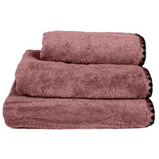 Serviette de bain Issey Haomy en coton 550 g/m², coloris bois de rose, finition overlock noir, disponible en 3 tailles – douce et absorbante