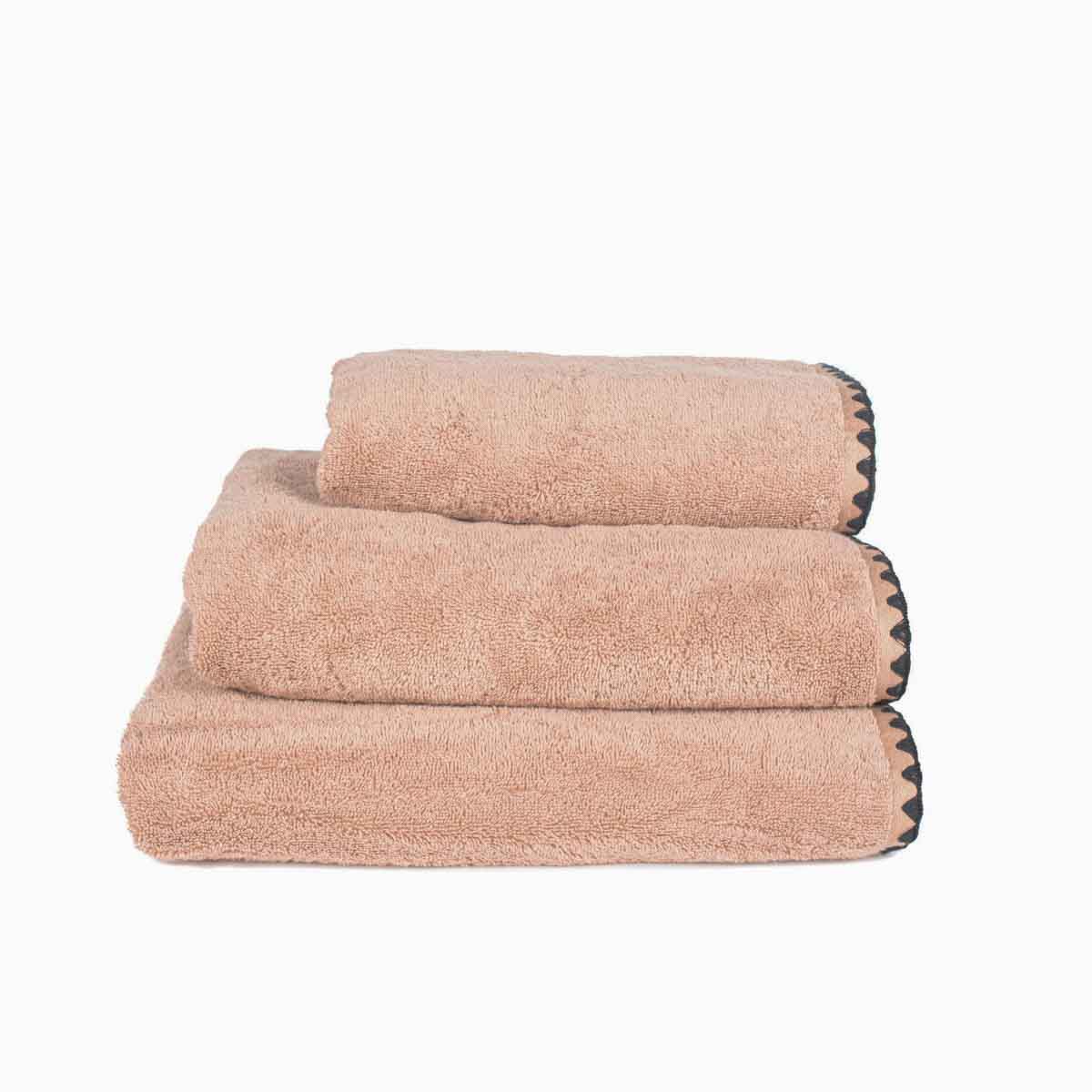 Serviette de bain Issey Haomy en coton 550 g/m², coloris cimarron, finition overlock noir, disponible en 3 tailles – douce et absorbante