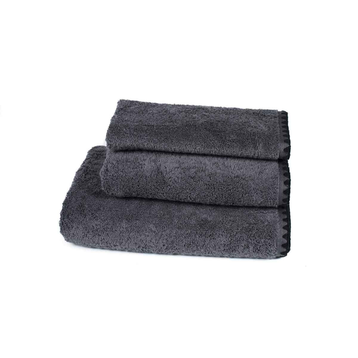 Serviette de bain Issey Haomy en coton 550 g/m², coloris granit, finition overlock noir, disponible en 3 tailles – douce et absorbante