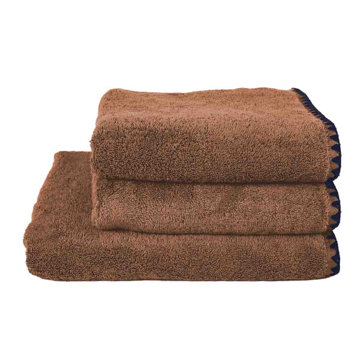 Serviette de bain Issey Haomy en coton 550 g/m², coloris mocaccino, finition overlock noir, disponible en 3 tailles – douce et absorbante