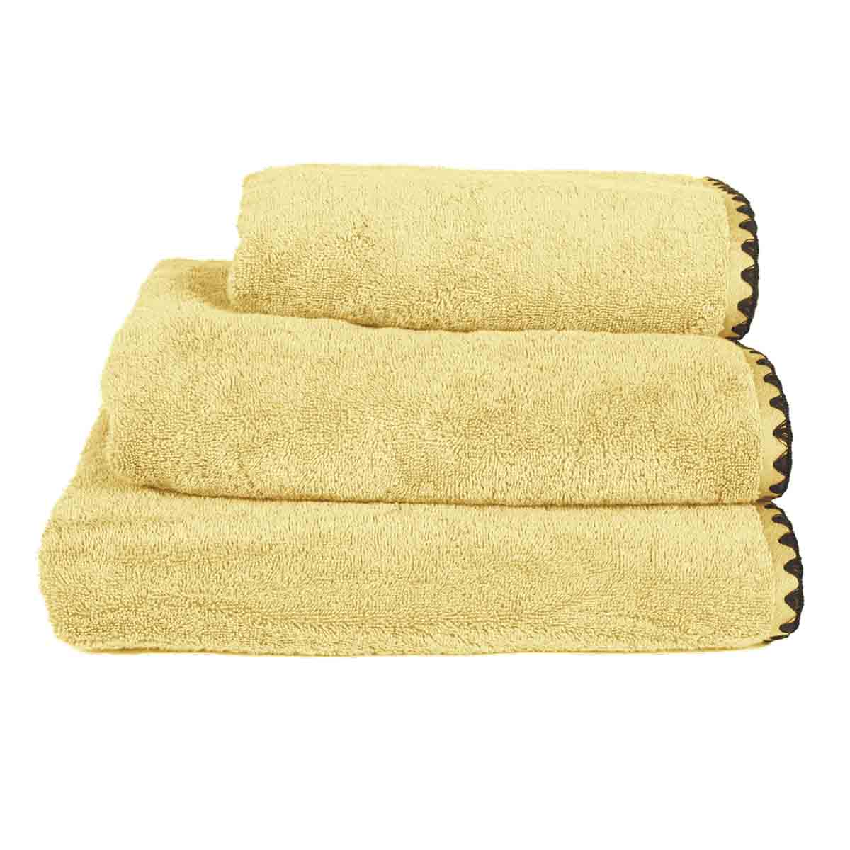 Serviette de bain Issey Haomy en coton 550 g/m², coloris paille, finition overlock noir, disponible en 3 tailles – douce et absorbante