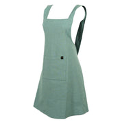 Tablier japonais Osani Haomy en lin lavé et coton, coloris Céladon – coupe croisée au dos et finitions élégantes