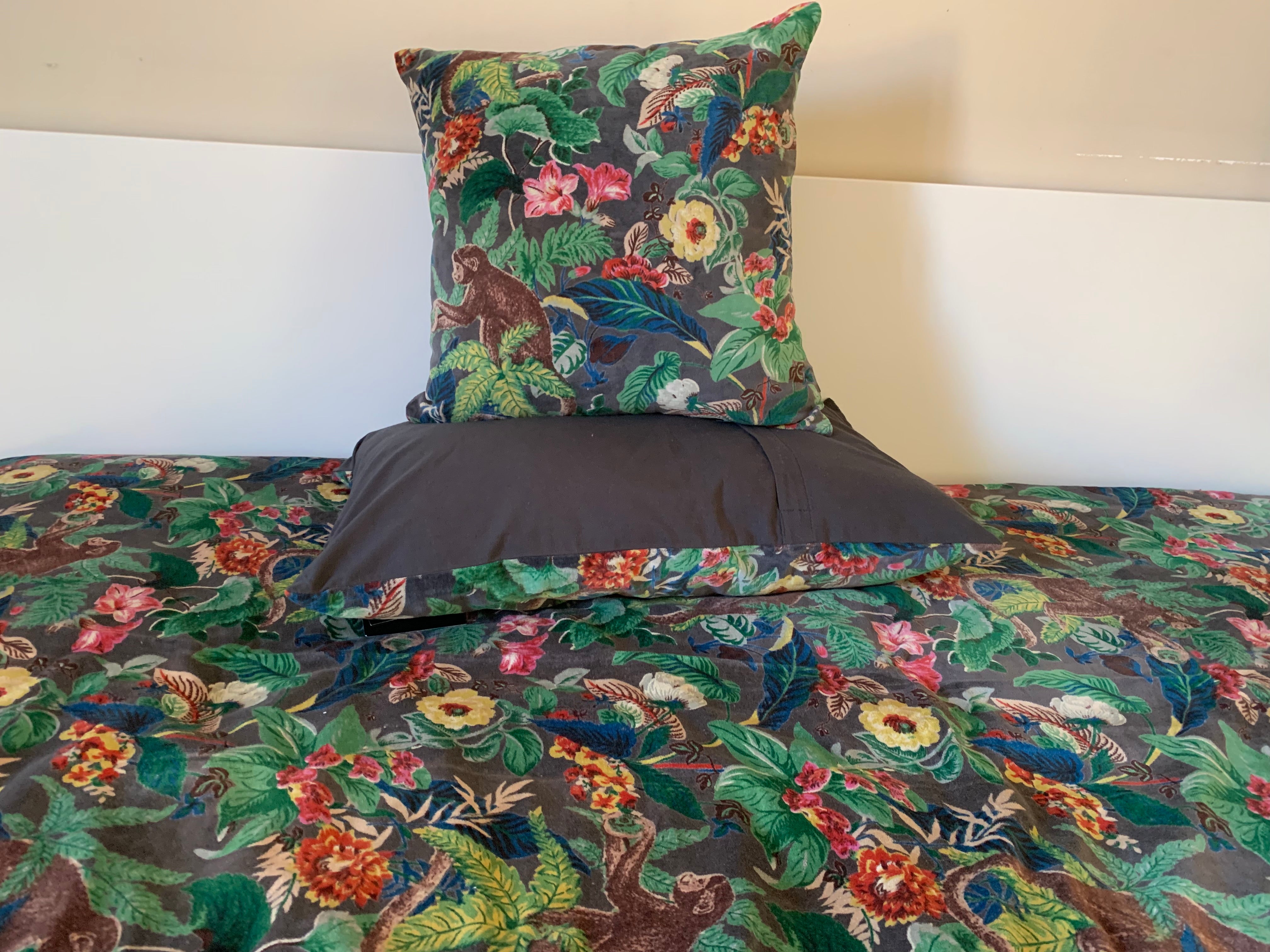 Housse de coussin en velours Monkey Haomy - Motifs Jungle - Coloris Granit